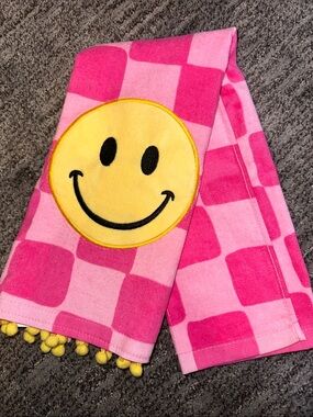 🏁💓 Pink Checkerboard Rave Hand Towel with Dazed Smiley